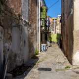 ...ed � composto da una stradina fiancheggiata da basse case �gemelle� a quelle di vico Cettigne
